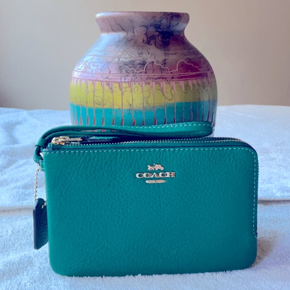 💚 COACH DOUBLE CORNER ZIP WRISTLET 💚 - Picture 1 of 16
